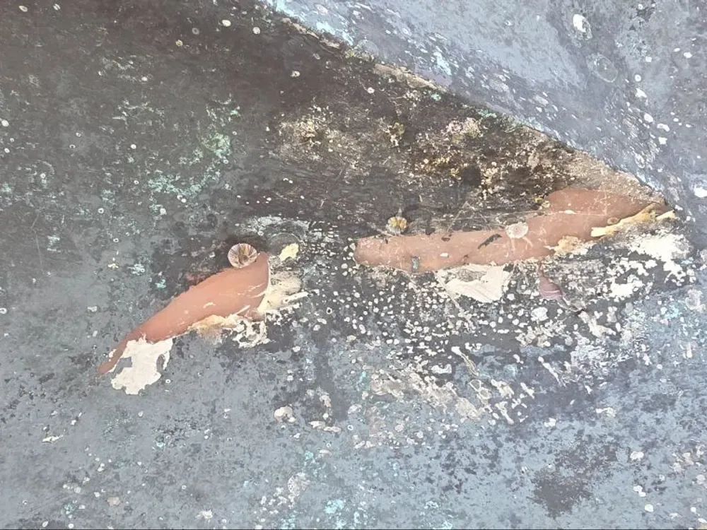 Baş itici altındaki karinada çatlak; çevresi kazınarak açılmış