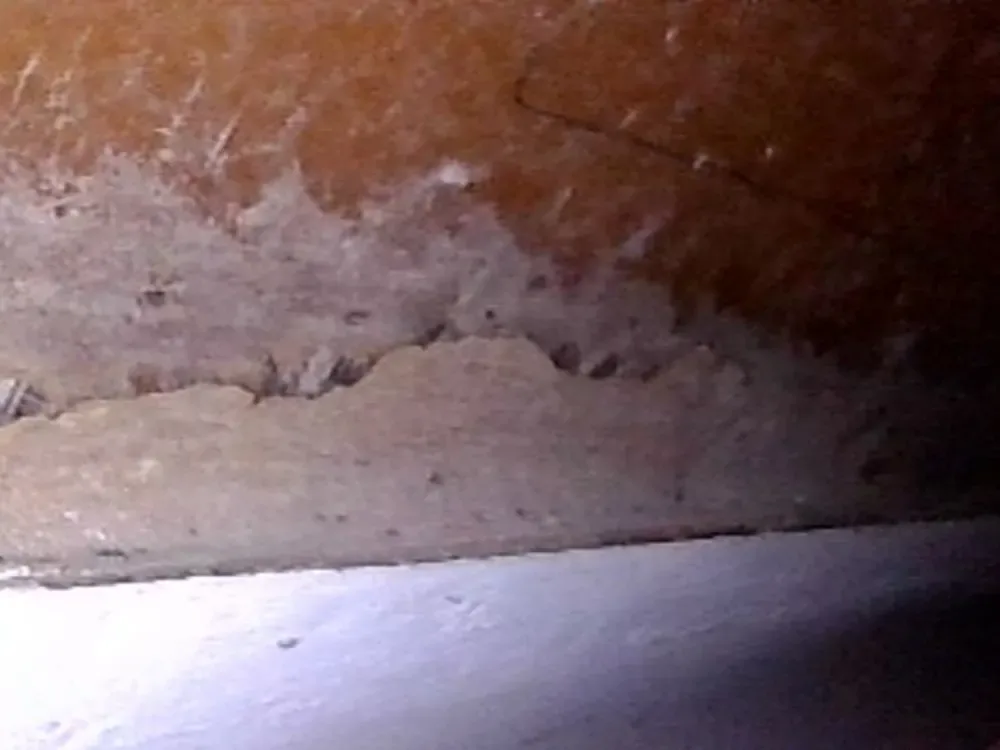 Gövdede delaminasyon bölgesi; laminatta ayrışma izleri
