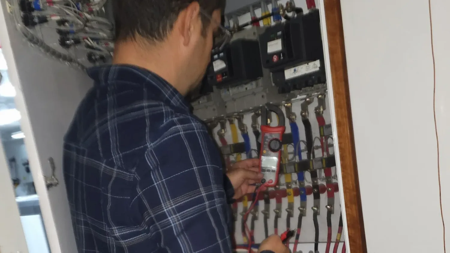 Elektrik panosunda pens ampermetre ile ölçüm alınması
