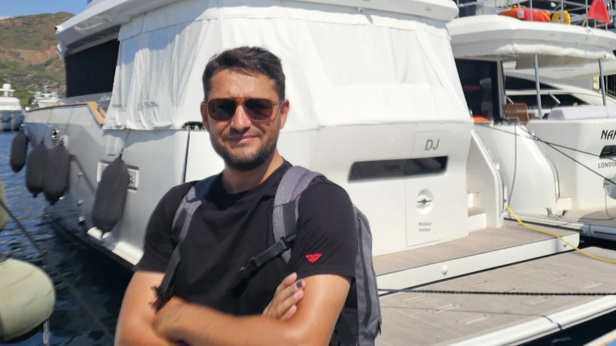 Sörvey sırasında bir motoryatın kıç platformunda