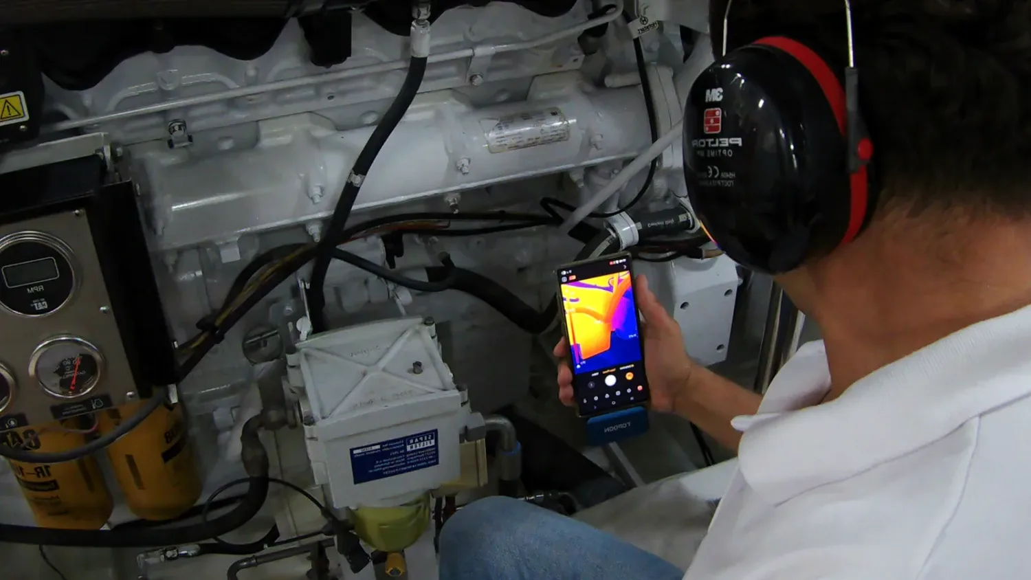 Makine dairesinde termal kamerayla motor üzerinde sıcaklık taraması