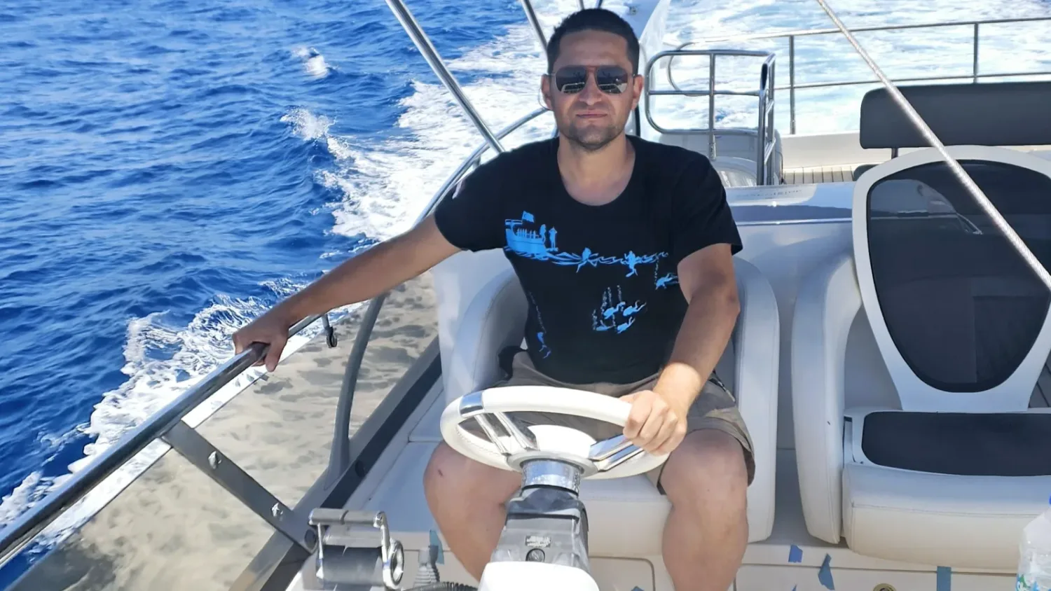 Yelkenli teknede deniz denemesi sırasında dümende
